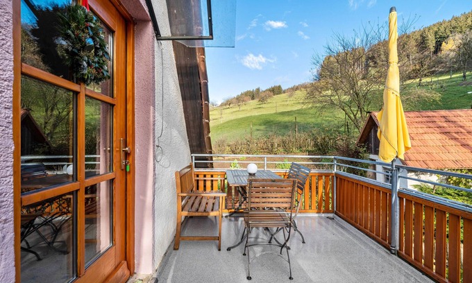 Elzach Apartamento | Apartamento 'Ferienwohnung Waldblick' con vistas a la montaña, terraza compartida y Wi-Fi