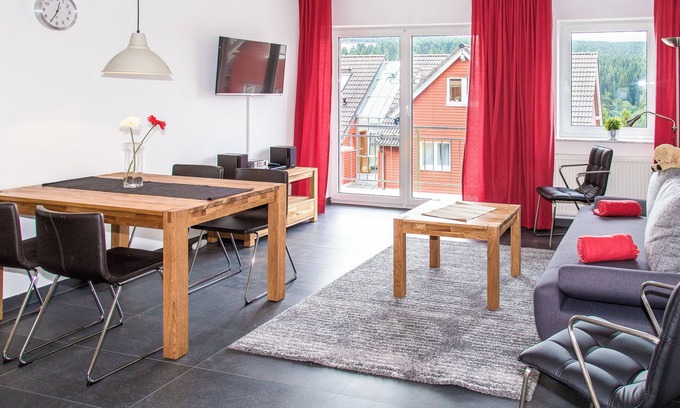 Oberhof Apartamento | Apartamento 'Ferienwohnung Tannenblick 3-4' con vistas a la montaña, balcón y Wi-Fi
