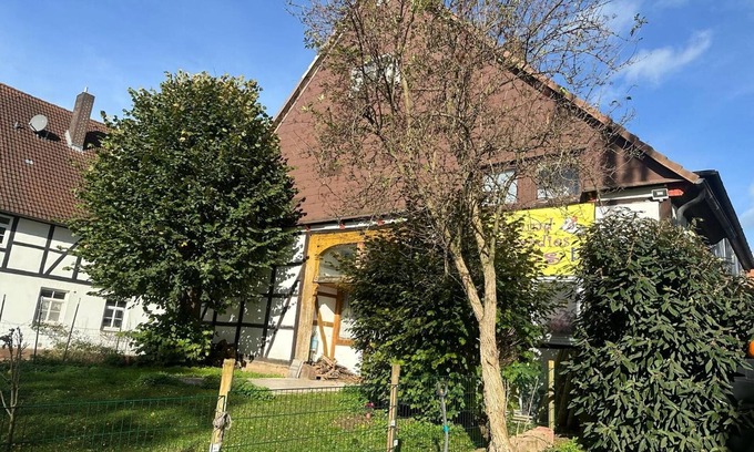 Halle Apartamento | Apartamento 'Fewo Im Reit- Und Ponyparadies Roos' con vistas a la montaña, terraza y Wi-Fi