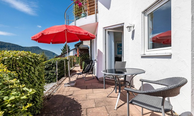 Bad Urach Apartamento | Apartamento 'Fewo1' con vistas a la montaña, terraza privada y Wi-Fi