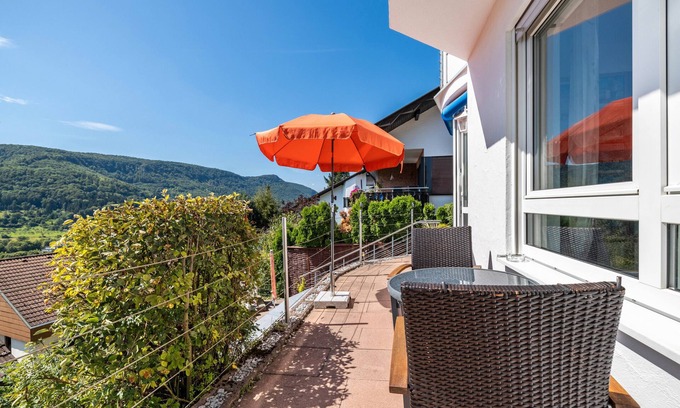 Bad Urach Apartamento | Apartamento 'Fewo2' con vistas a la montaña, terraza privada y Wi-Fi