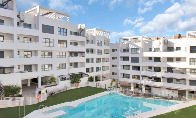 Estepona Apartamento | Apartamento 'Figaro Terrace&Pool Apartment' con piscina compartida, Wi-Fi y aire acondicionado