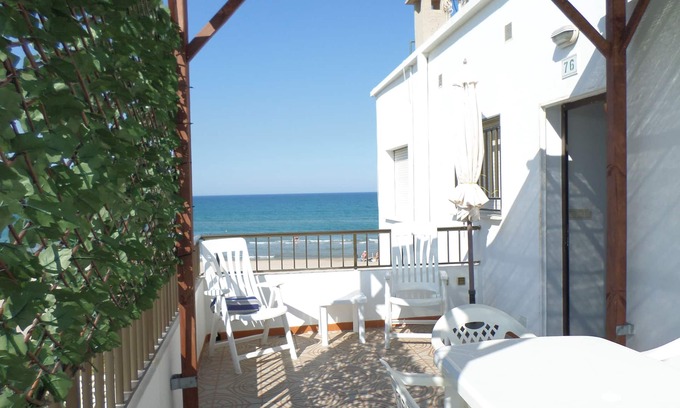 Les Deveses Apartamento | Primera linea playa tranquila,zonas de ocio,centro comercial golf WIFI GRATIS