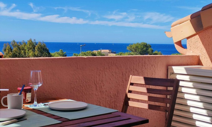 Giens Apartamento | Apartment for 4 people with sea view facing Porquerolles and pool, located in Giens