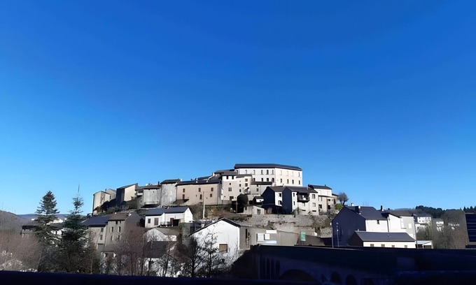 La Salvetat-sur-Agout Apartamento | Apartment in the Center of La Salvetat-sur-Agout with Balcony and Mountain View