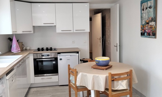 La Bouverie Apartamento | Apartment with private enclosed garden in villa