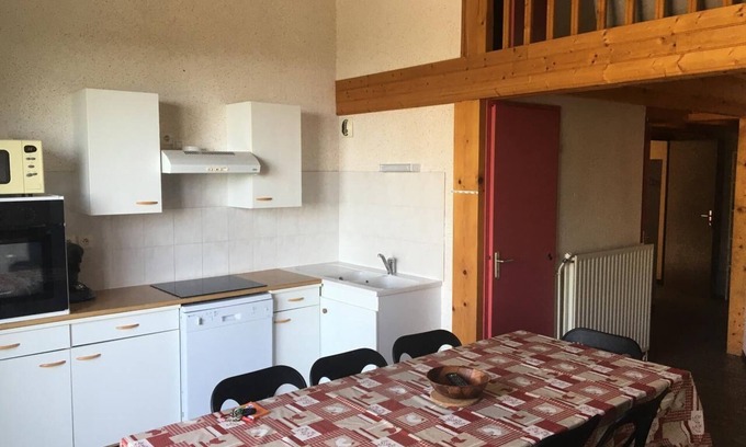Montferrier Apartamento | Apartamento 'Framboise Les Monts D'olmes' con vistas a la montaña y terraza privada