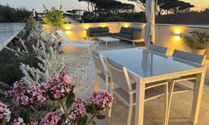 Fregenae Apartamento | Apartamento 'Fregene Tiny House Cerca del Mar' con terraza, Wi-Fi y aire acondicionado