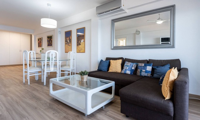 Fuengirola City Centre Apartamento | Apartamento 'Fuengirola Vistas al Mar' con vistas al mar, Wi-Fi y aire acondicionado.