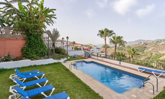 Frigiliana Apartamento | Apartamento "Jardín en Frigiliana" con vistas a la montaña, piscina compartida y Wi-Fi