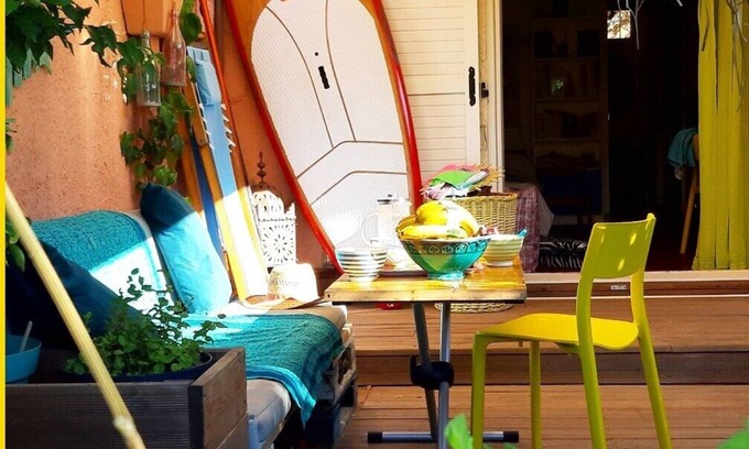 Giens Apartamento | Apartment, garden, swimming pool, sea nearby.