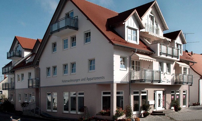 Bad Buchau Apartamento | Apartamento 'Gästehaus Zum See' con balcón y Wi-Fi