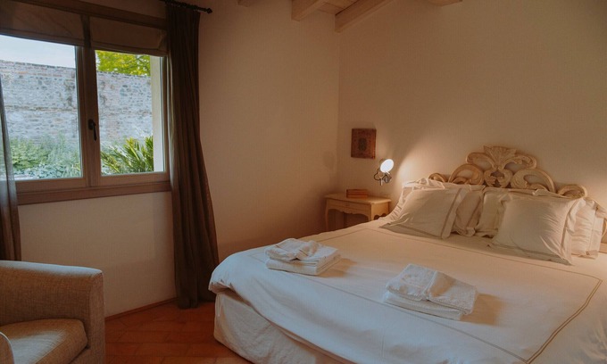 Puegnago del Garda Apartamento | Apartment 'Giada' with Shared Pool, Wi-Fi and Air Conditioning