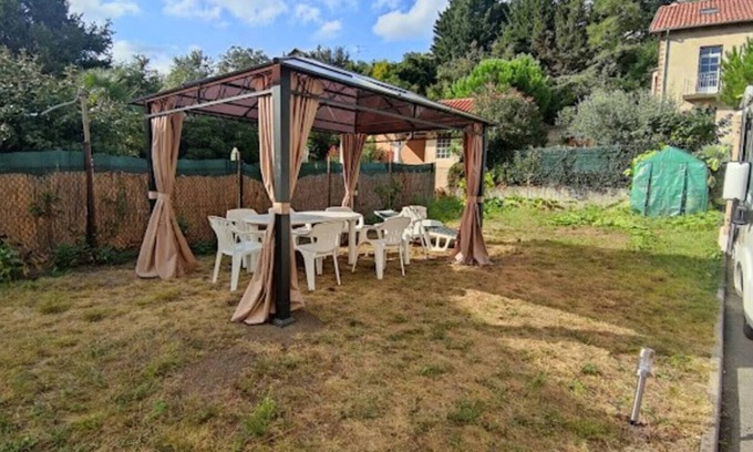Decazeville Apartamento | Apartment 'Gite 43' with Private Terrace, Shared Garden and Wi-Fi
