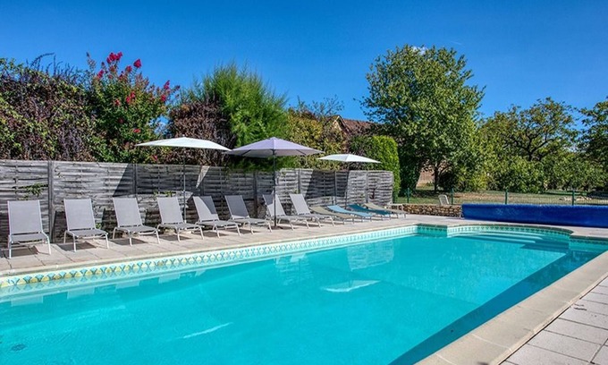 Sainte-Mondane Apartamento | Apartamento vacacional "Gite Monfort" con balcón, piscina climatizada compartida y Wi-Fi