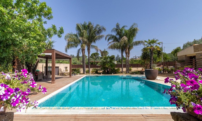 Caltagirone Casa | Apartamento 'Giusa' con piscina compartida, Wi-Fi y aire acondicionado