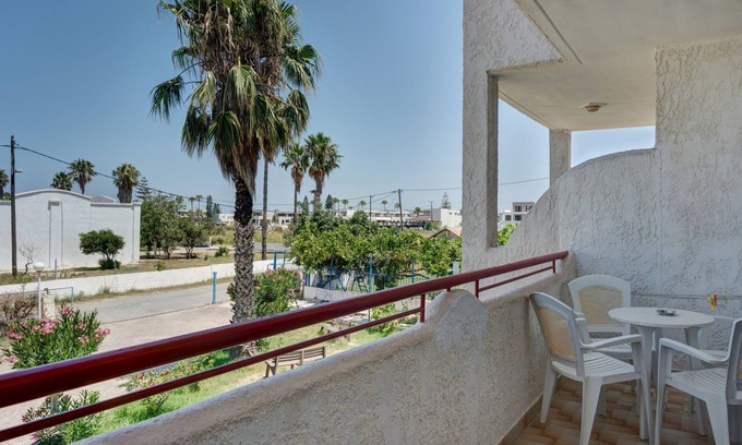 Tingaki Apartamento | Apartamento 'Golden Sun Two-bedroom Apt 1' con vistas al mar, piscina compartida y Wi-Fi