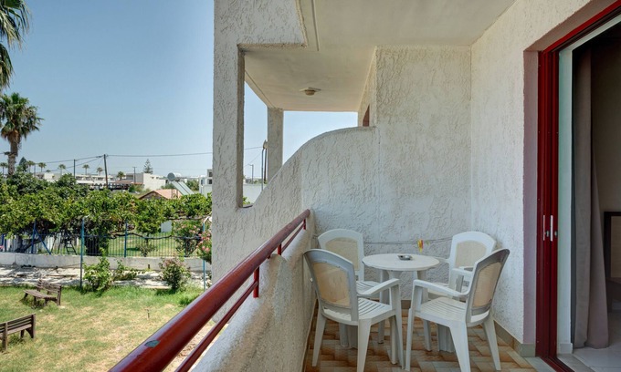 Tingaki Apartamento | Apartamento 'Golden Sun Two-bedroom Apt 3' con vistas al mar, piscina compartida y Wi-Fi