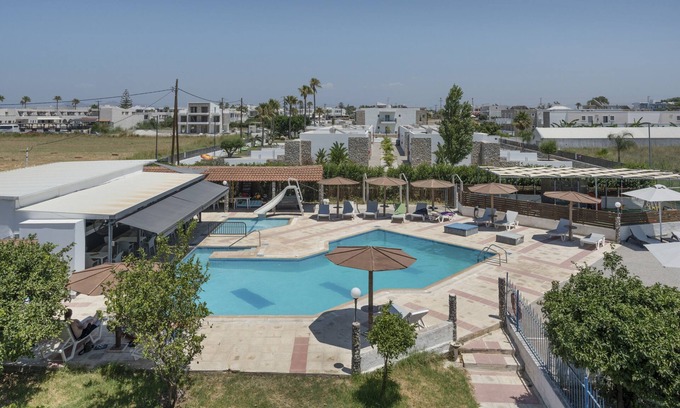 Tingaki Apartamento | Apartamento 'Golden Sun Two-bedroom Apt 5' con vistas al mar, piscina compartida y Wi-Fi