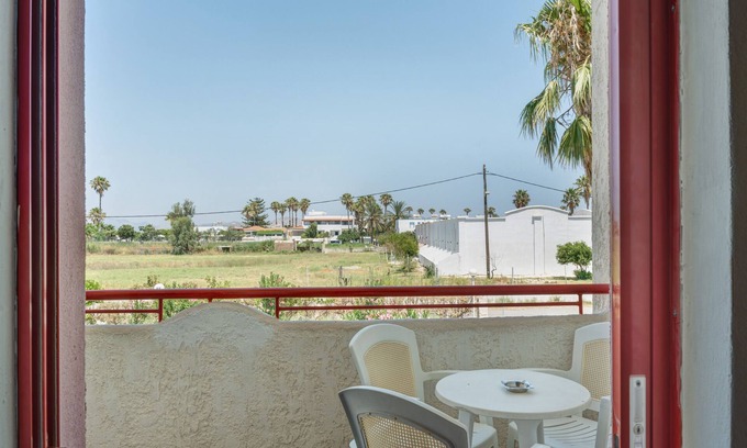 Tingaki Apartamento | Apartamento 'Golden Sun Two-bedroom Apt 2' con vistas al mar, piscina compartida y Wi-Fi