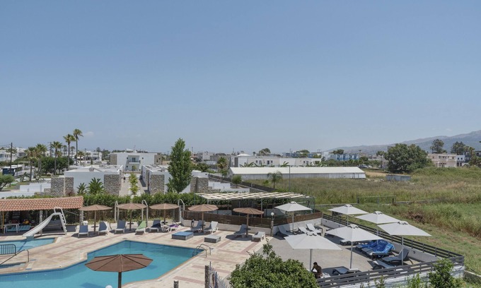 Tingaki Apartamento | Apartamento 'Golden Sun Two-bedroom Apt 4' con vistas al mar, piscina compartida y Wi-Fi