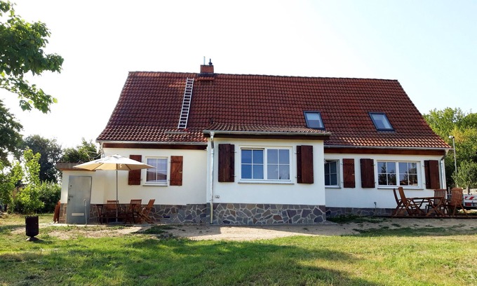 Herzfelde Apartamento | Apartamento 'Haus Am See - Zur Blauen Tür' con vistas al lago, terraza privada y Wi-Fi