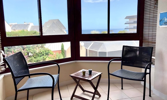 Perros-Guirec Apartamento | Apartamento 'Hortensia By Madame Est Servie' con vistas al mar, balcón y Wi-Fi