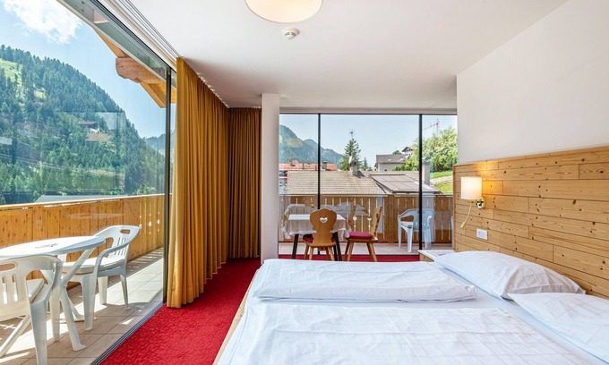Santa Cristina Val Gardena Apartamento | Apartamento 'Hotel Residence Gardena Stevia 307' con vistas a la montaña y Wi-Fi
