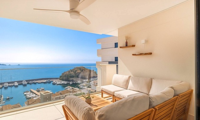 Almunecar Apartamento | Apartamento 'Icon Marina La Ola' con vistas al mar, Wi-Fi y aire acondicionado.
