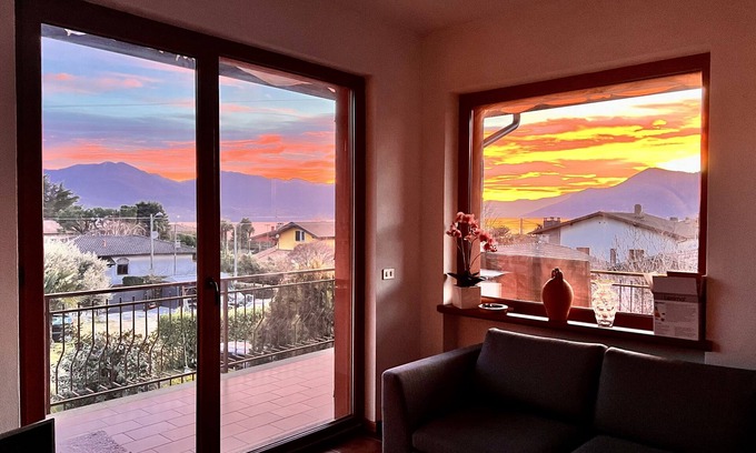 Maccagno Apartamento | Apartamento 'Il Bacio Del Sole' con vistas al lago, terraza privada y jardín compartido