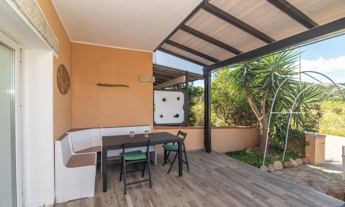Porto San Paolo Apartamento | Apartamento 'Il Piccolo Rifugio' con terraza privada, jardín privado y aire acondicionado