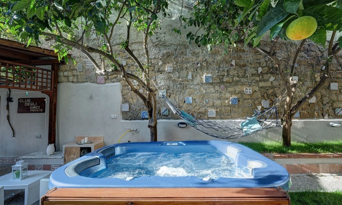 Rione Sanita Casa | Apartment immersed in a lemon grove oasis with an enveloping whirlpool