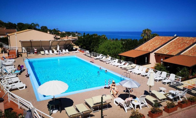 Cefalu Apartamento | Apartment in a residence with swimming pool overlooking the sea useful for families with children