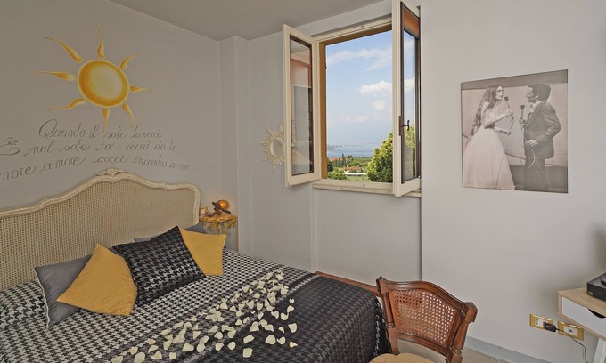 Cunettone-villa Apartamento | Apartamento en un antiguo pueblo con vistas al Golfo de Salò BS