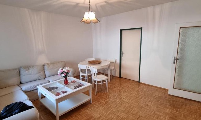 Fischamend Apartamento | Apartment in Fischamend 2 Bedrooms - 3 Beds