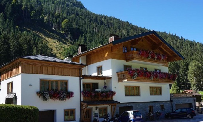 Flachau Apartamento | Apartment in Flachau with Mountain Views