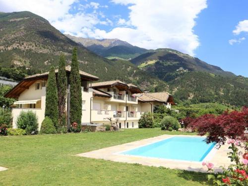 Coldrano Apartamento | Apartment in Goldrain with Pool & Mountain Views