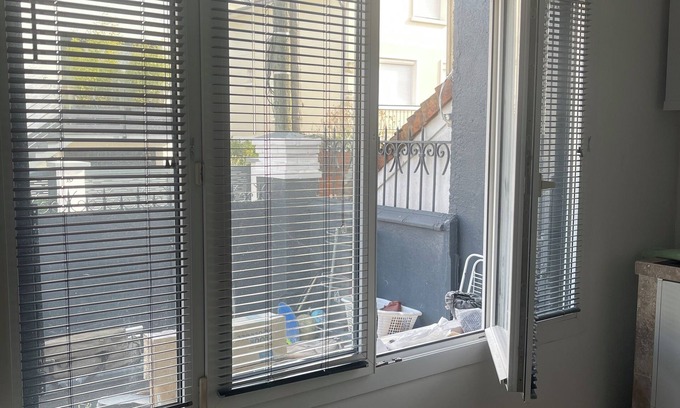 Rueil-Malmaison Apartamento | Apartment in house with courtyard & garden