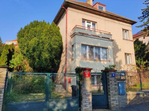 Prague 4 Casa | Apartment in house with private parking and garden