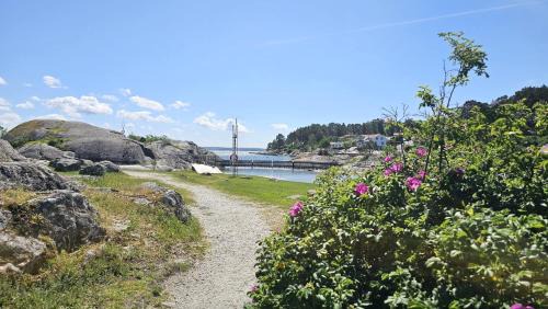 Hoviksnas Apartamento | Apartment in Hoviksnas, 300 m from the sea with a view of the Tjorn Bridge