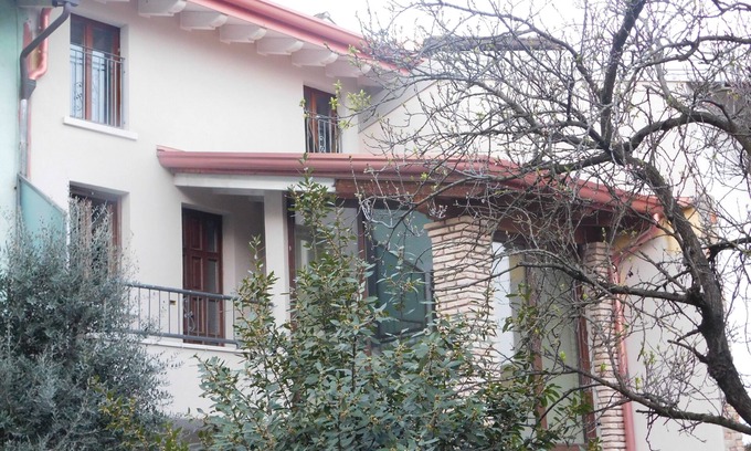 Lonato del Garda Casa | Casa en dos plantas, gran casa rodeada de vegetación.