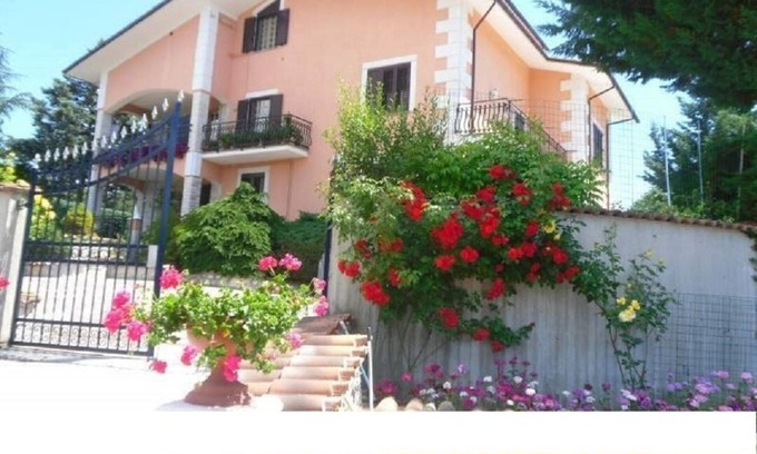 Cagnano Amiterno Apartamento | Apartamento en una villa rodeada de un paisaje rural característico.