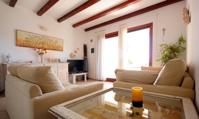 Porto San Paolo Apartamento | Apartamento en villa con espléndidas vistas al mar y al jardín.