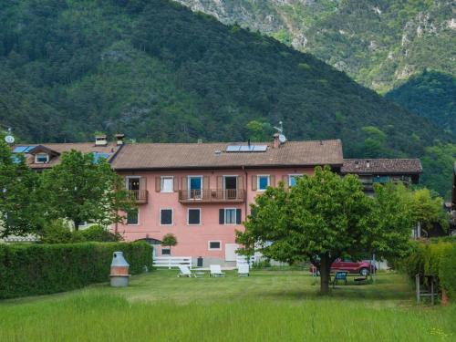 Mezzolago Apartamento | Apartment in Mezzolago with Lake Ledro Views