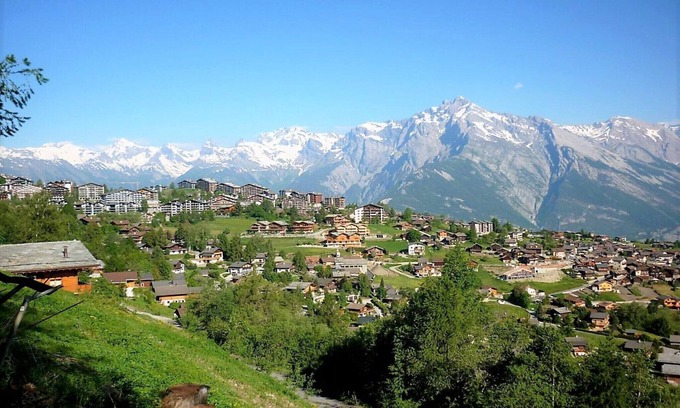 Saint-Pierre-de-Clages Apartamento | Apartment in Nendaz with Ski-In/Ski-Out Access