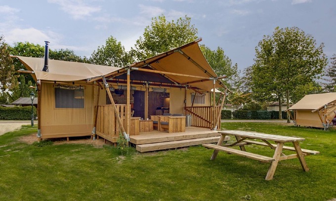 Uden Alquiler De RV | Tent Lodge With Sanitary Facilities