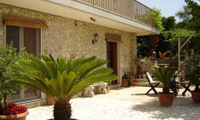 Modica Apartamento | Hermosa casa de vacaciones en un jardín típico siciliano con piscina privada