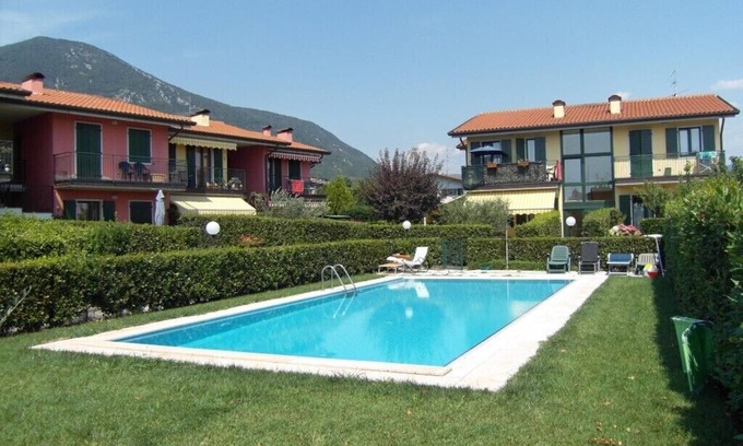 Caprino Veronese Apartamento | Apartment in residence with swimming pool. Private garden