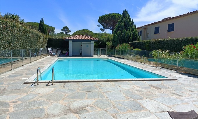 Sainte-Maxime Apartamento | Apartment in secure estate with swimming pool