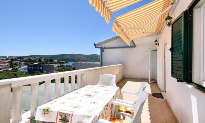Seget Vranjica Apartamento | Apartamento en Seget Vranjica con Seaview, Balcón, Acondicionador, WIFI (5142-2)